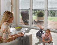 Mutter und Tochter im Wohnzimmer
